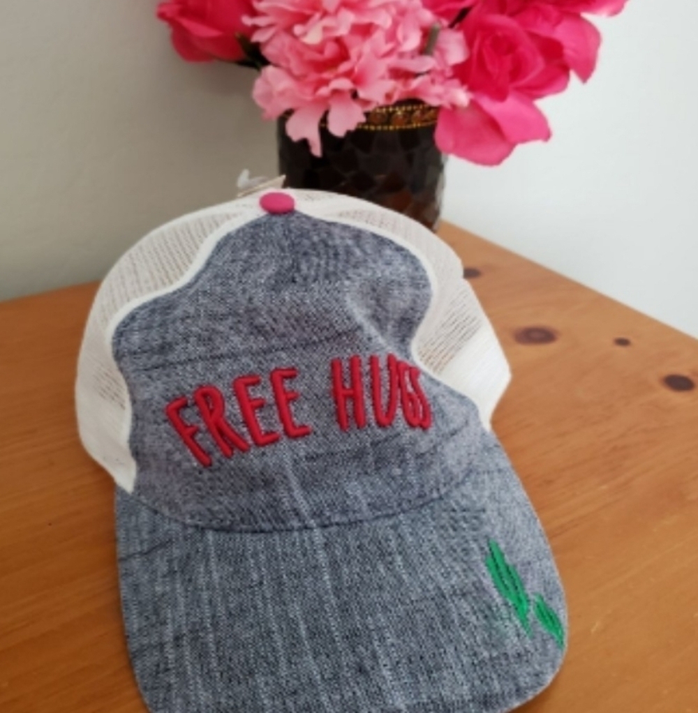 💥 NWOT FREE HUGS BASEBALL CAP